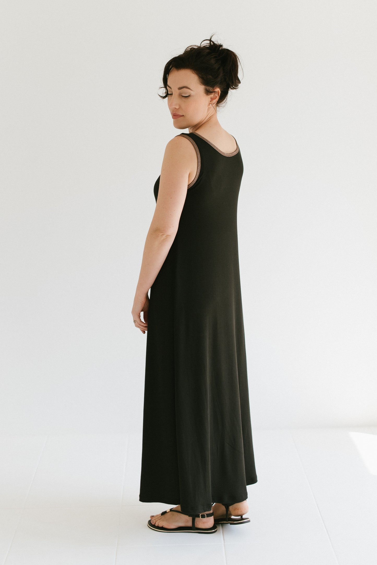 The Anneen Henze Gina Rib Dress is your everyday staple item this season, that can be dressed up and down, fitting for every occasions. You can wear the dress with the high neck in front or turn around for a lower neck style. Designed with an A-line silhouette for a flattering fit and can also we worn with a belt to create a pulled in waist detail.